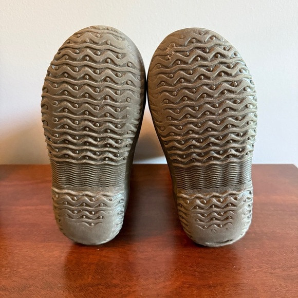 Bogs Black and Gray Spiderweb Kids Boots - Picture 6 of 6